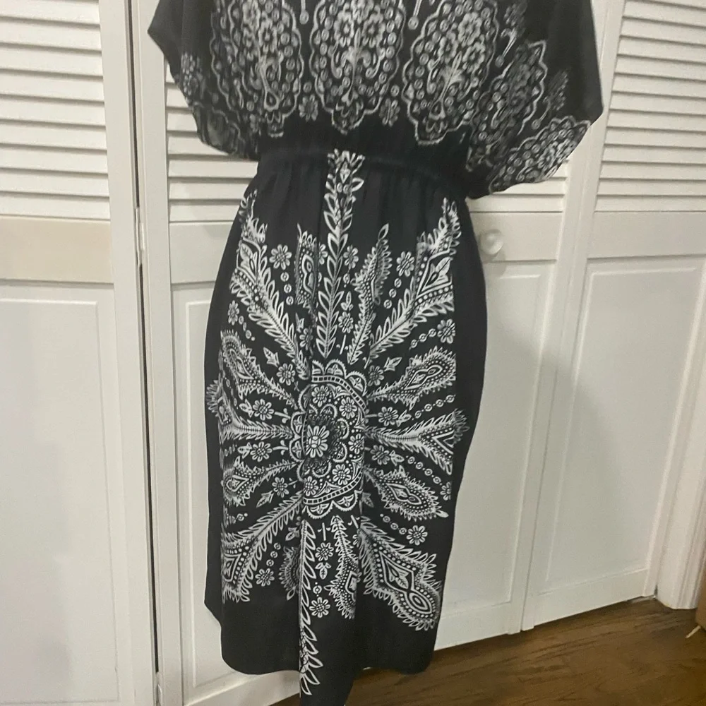 Black & White Paisley Midi Dress with V-Neck